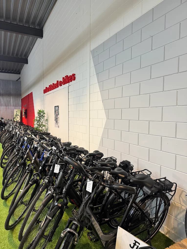 Rij refurbished e-bikes in de showroom van Fiets & Co Joure