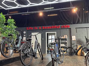Showroom van Fiets & Co Joure met de rode wandtekst Life is a beautiful ride
