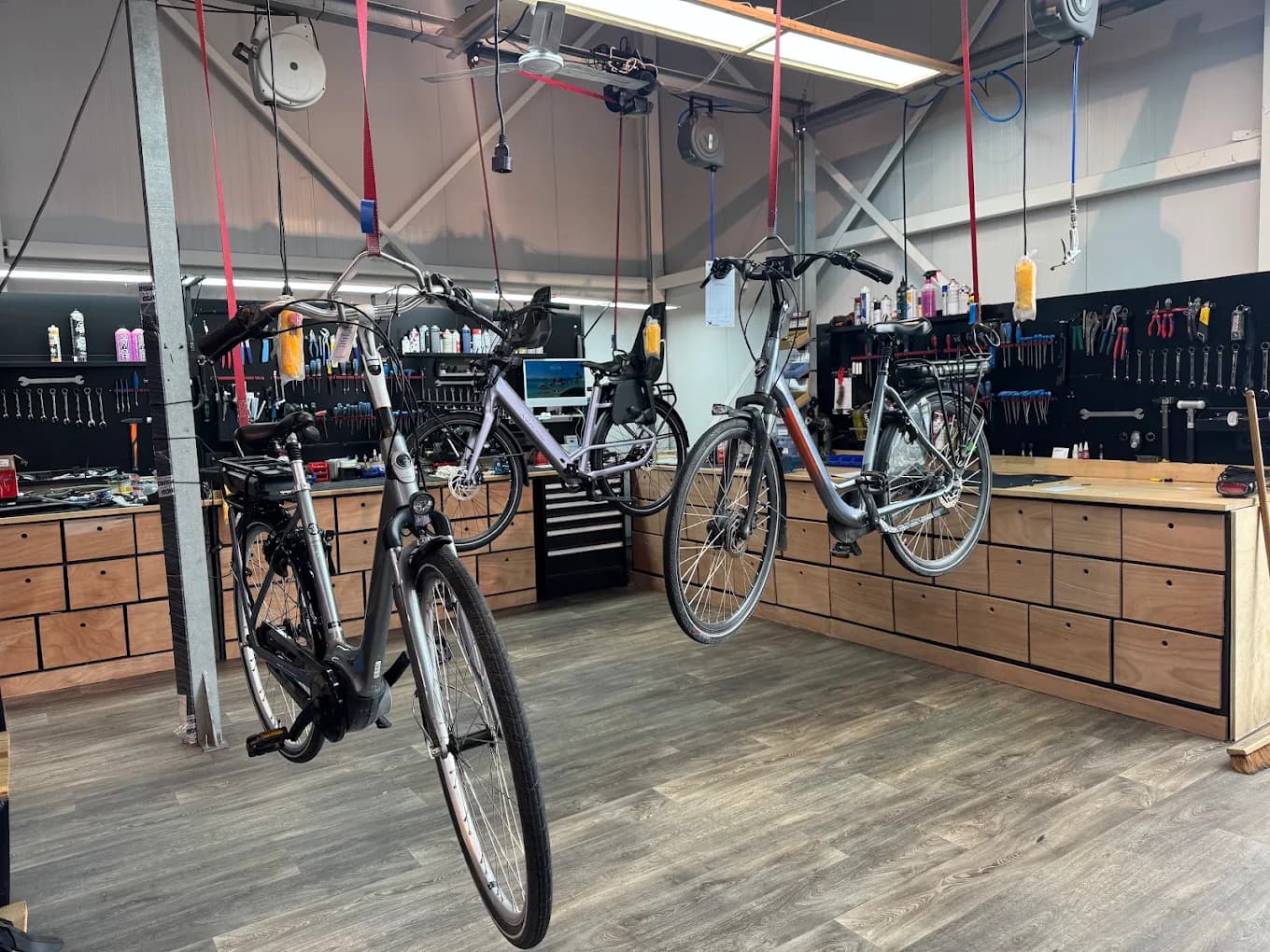 Werkplaats met e-bikes in de fietslift