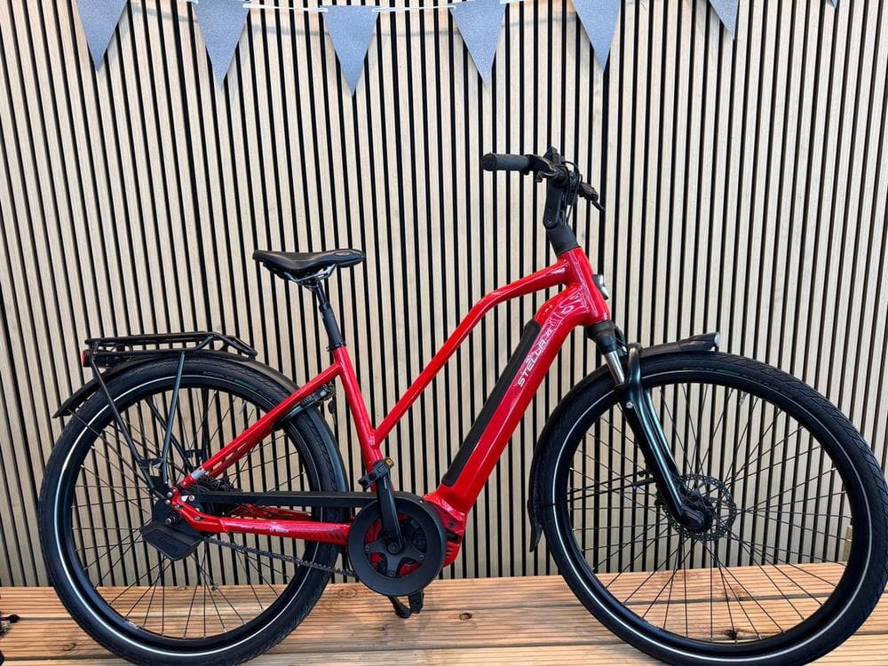 Rode sportieve Stella Morena e-bike zijaanzicht